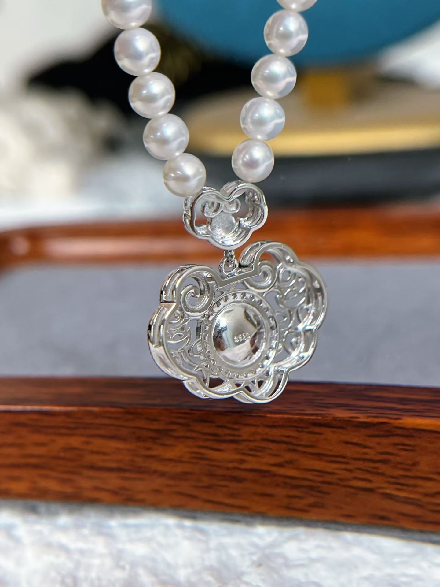 Freshwater Pearl and Water Moss Jade Necklace