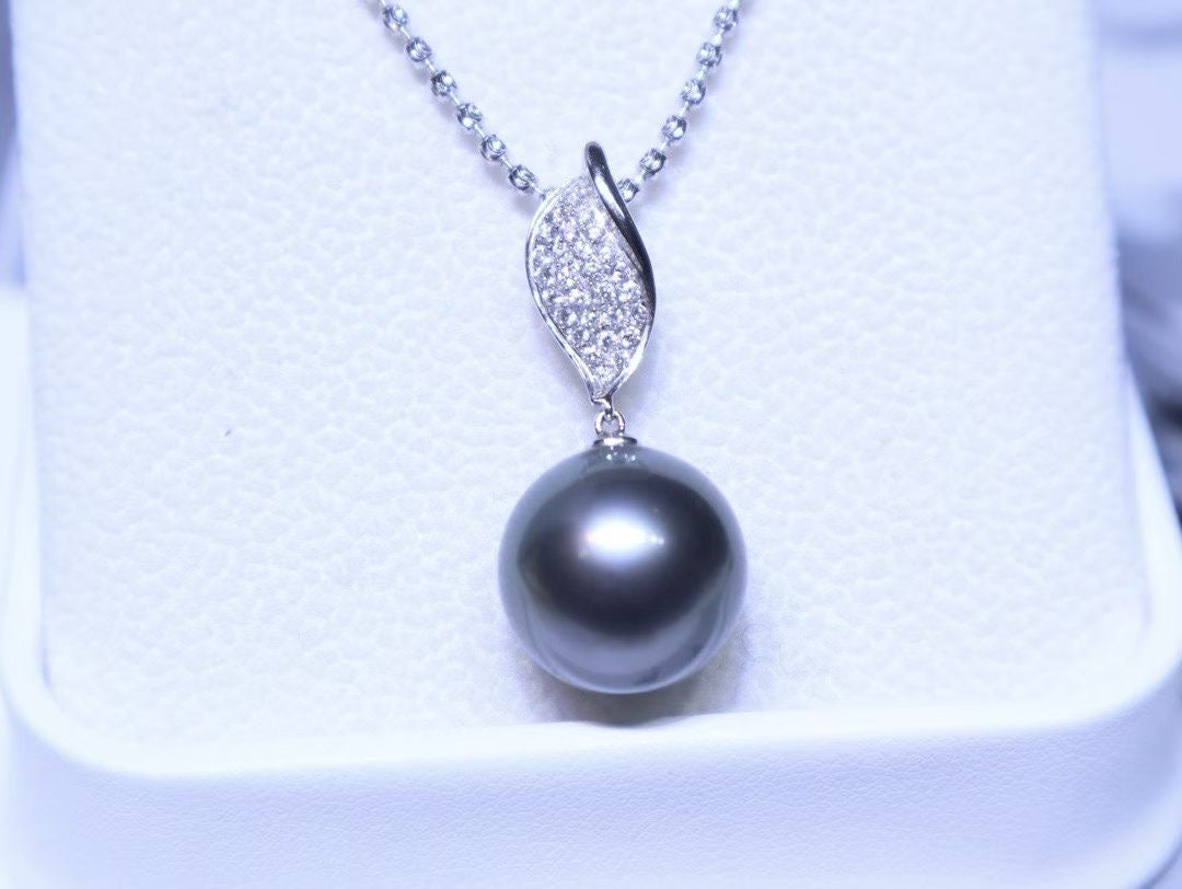 18K White Gold Diamond 13.5mm Tahitian Black Pearl Pendant Necklace