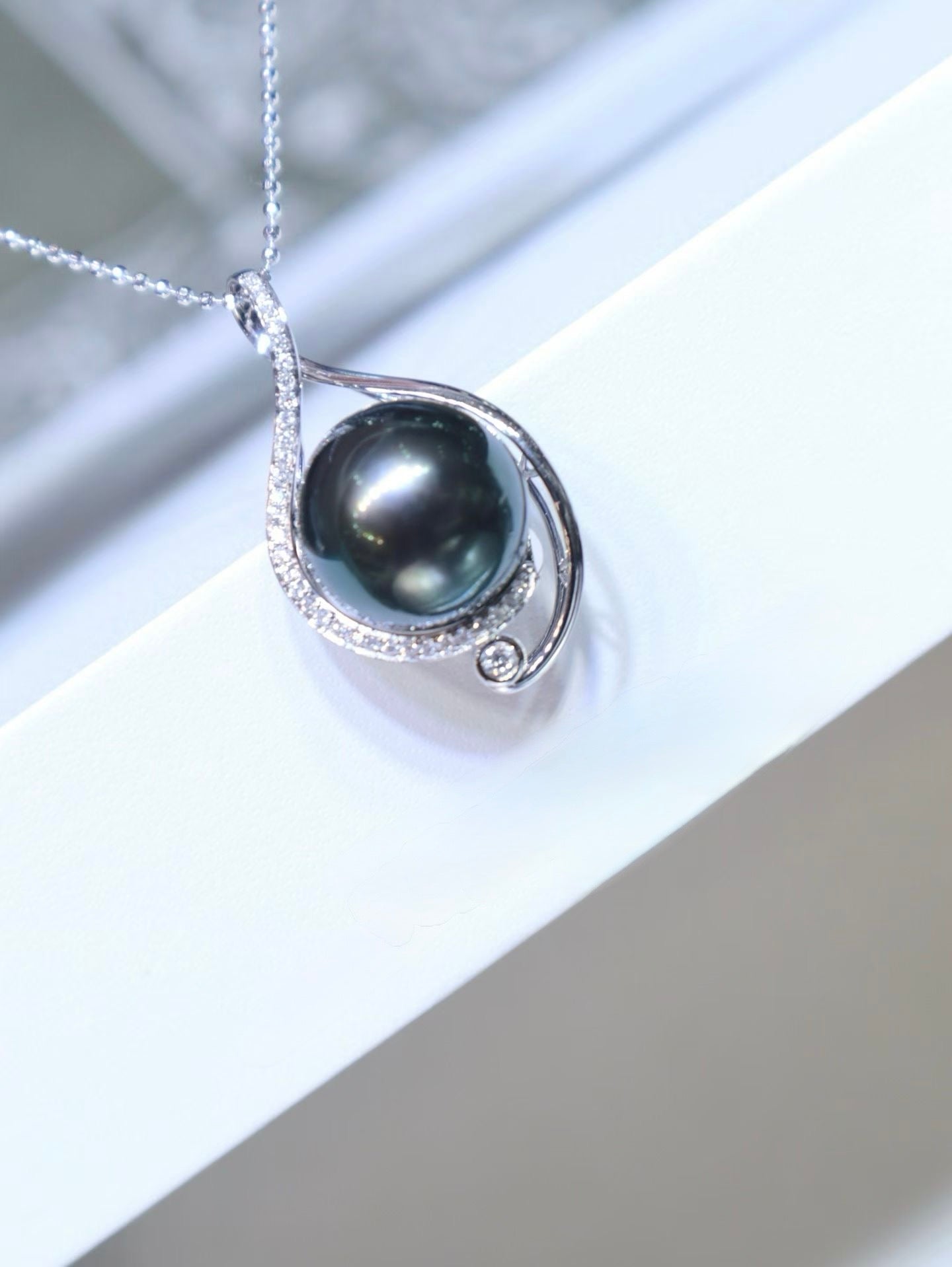 18K White Gold Diamond-set 12.5mm Tahitian Black Pearl Pendant Necklace