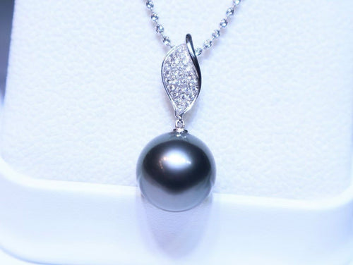 18K White Gold Diamond 13.5mm Tahitian Black Pearl Pendant Necklace
