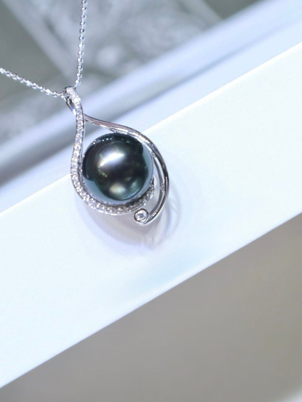 18K White Gold Diamond-set 12.5mm Tahitian Black Pearl Pendant Necklace