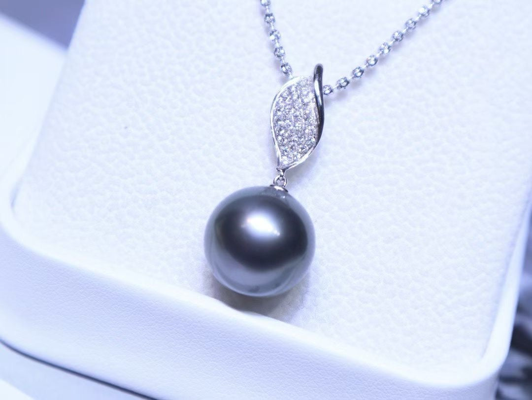 18K White Gold Diamond 13.5mm Tahitian Black Pearl Pendant Necklace