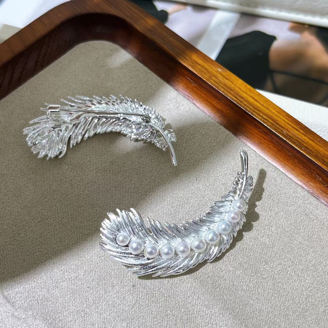 Natural freshwater pearl brooch