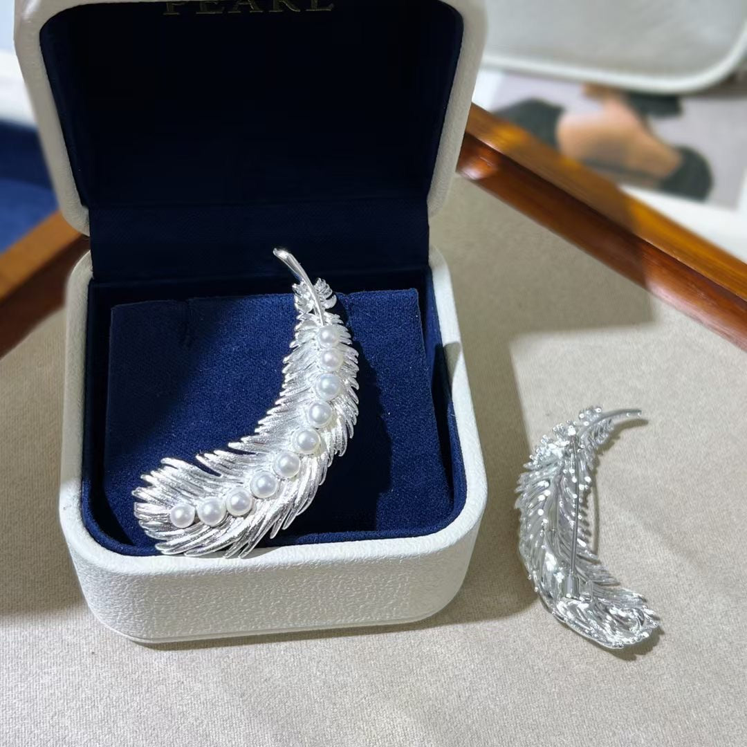 Natural freshwater pearl brooch