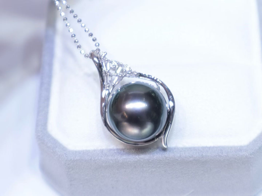 18K White Gold Diamond-Set Tahitian Black Pearl Pendant Necklace
