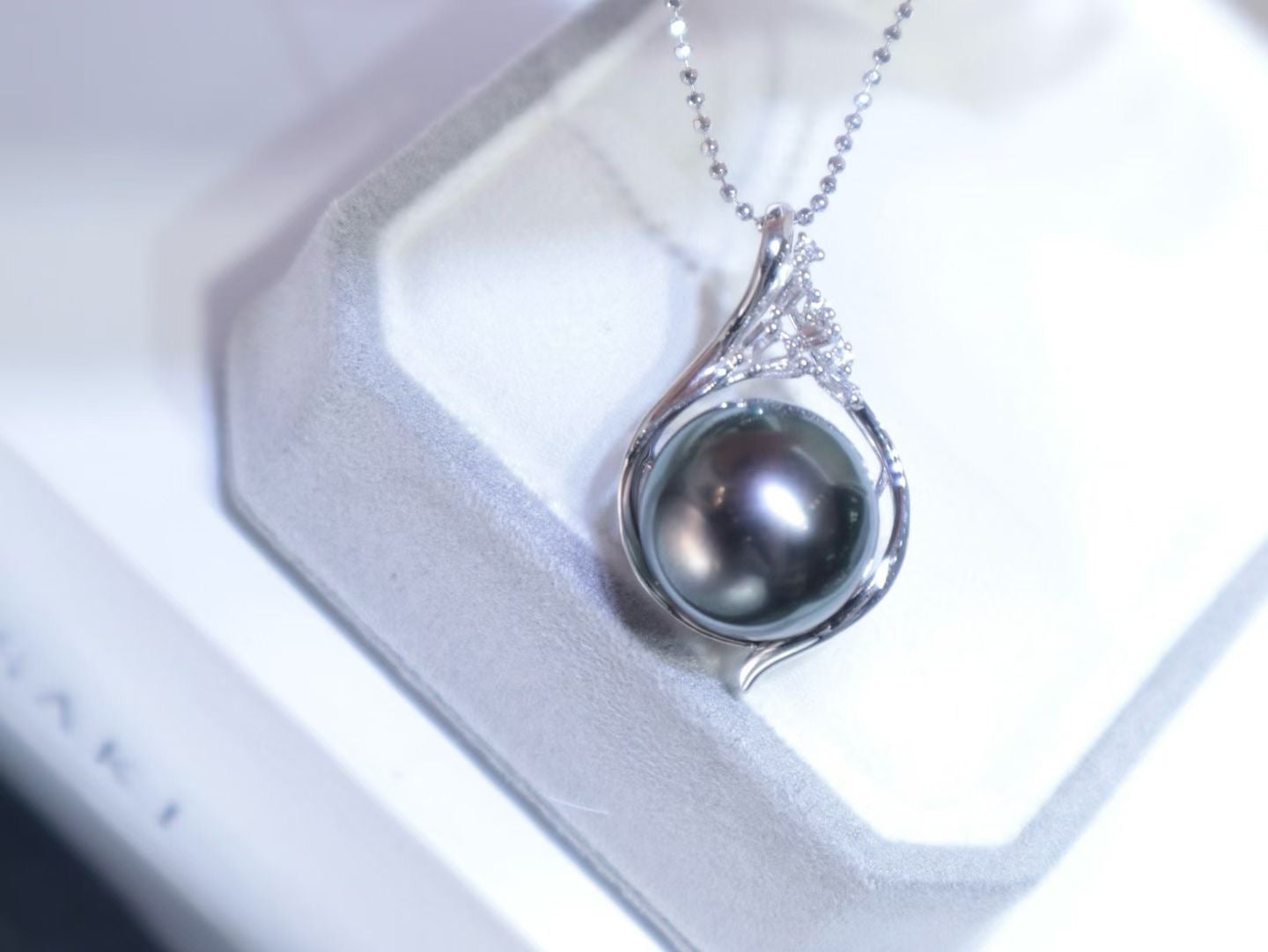 18K White Gold Diamond-Set Tahitian Black Pearl Pendant Necklace