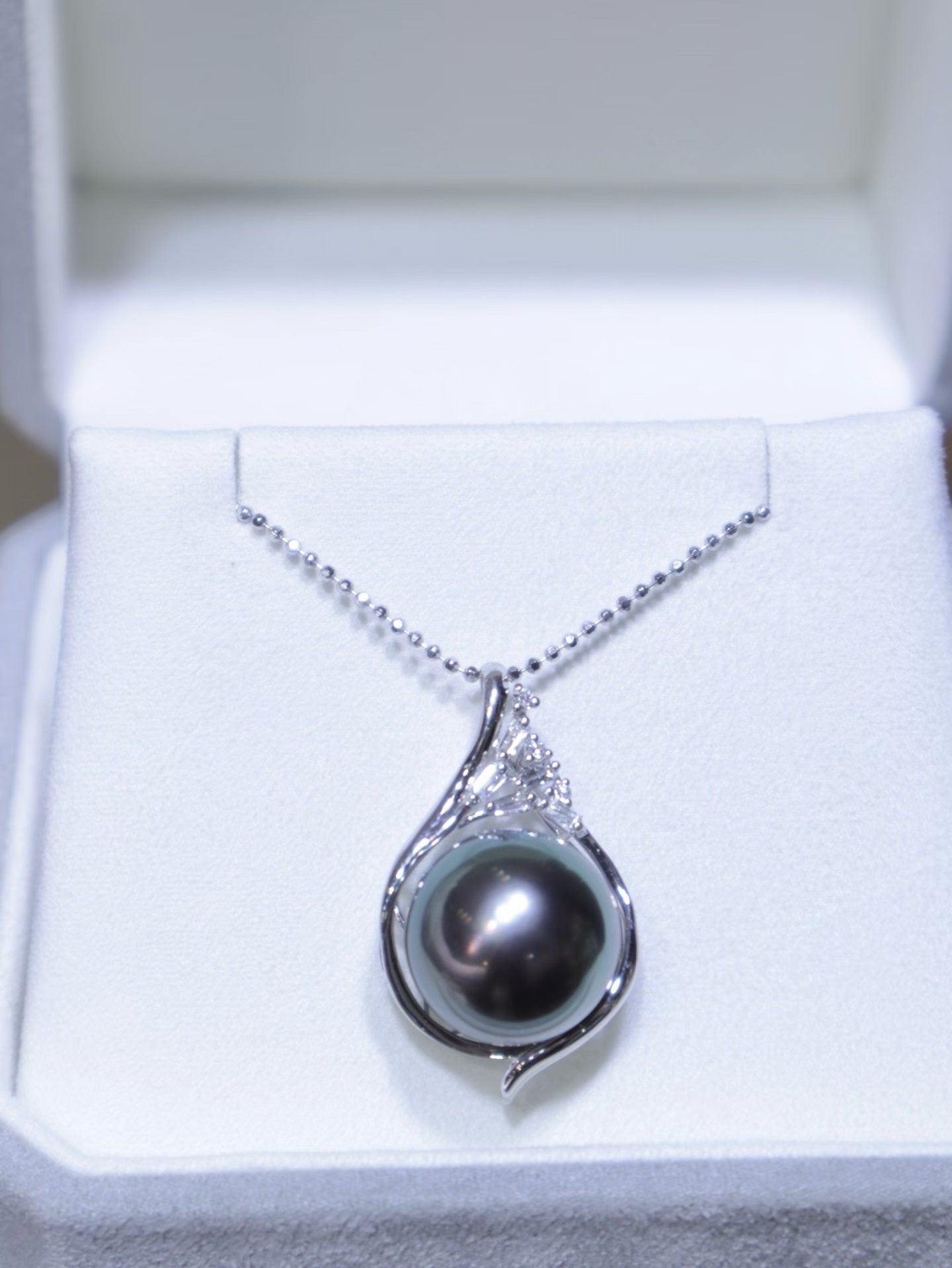 18K White Gold Diamond-Set Tahitian Black Pearl Pendant Necklace