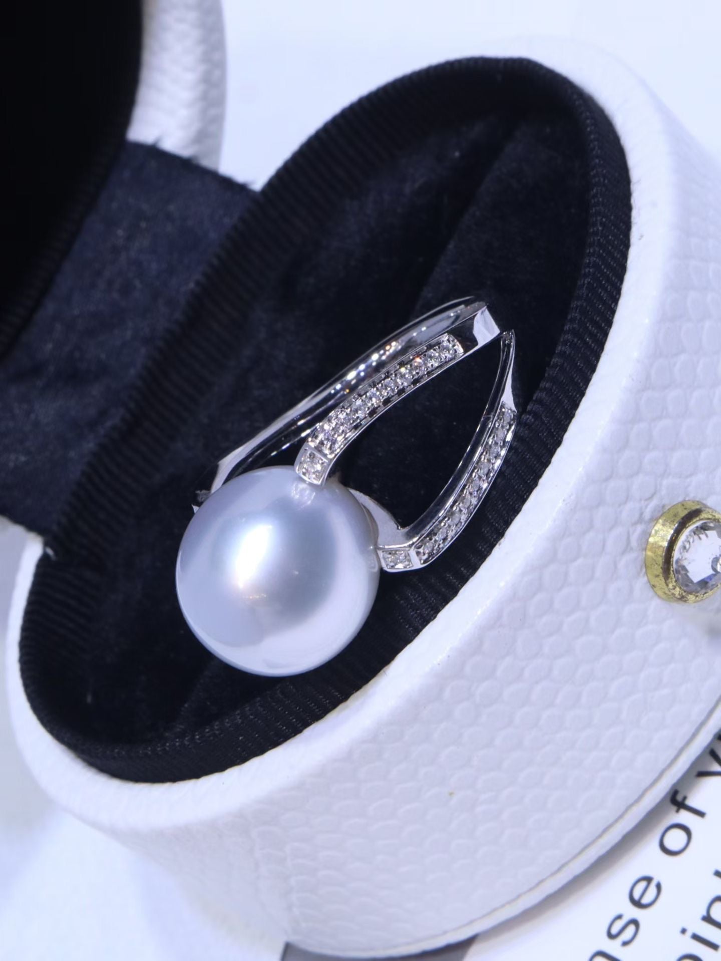 18K White Gold Diamond-Set Australian South Sea Pearl Ring