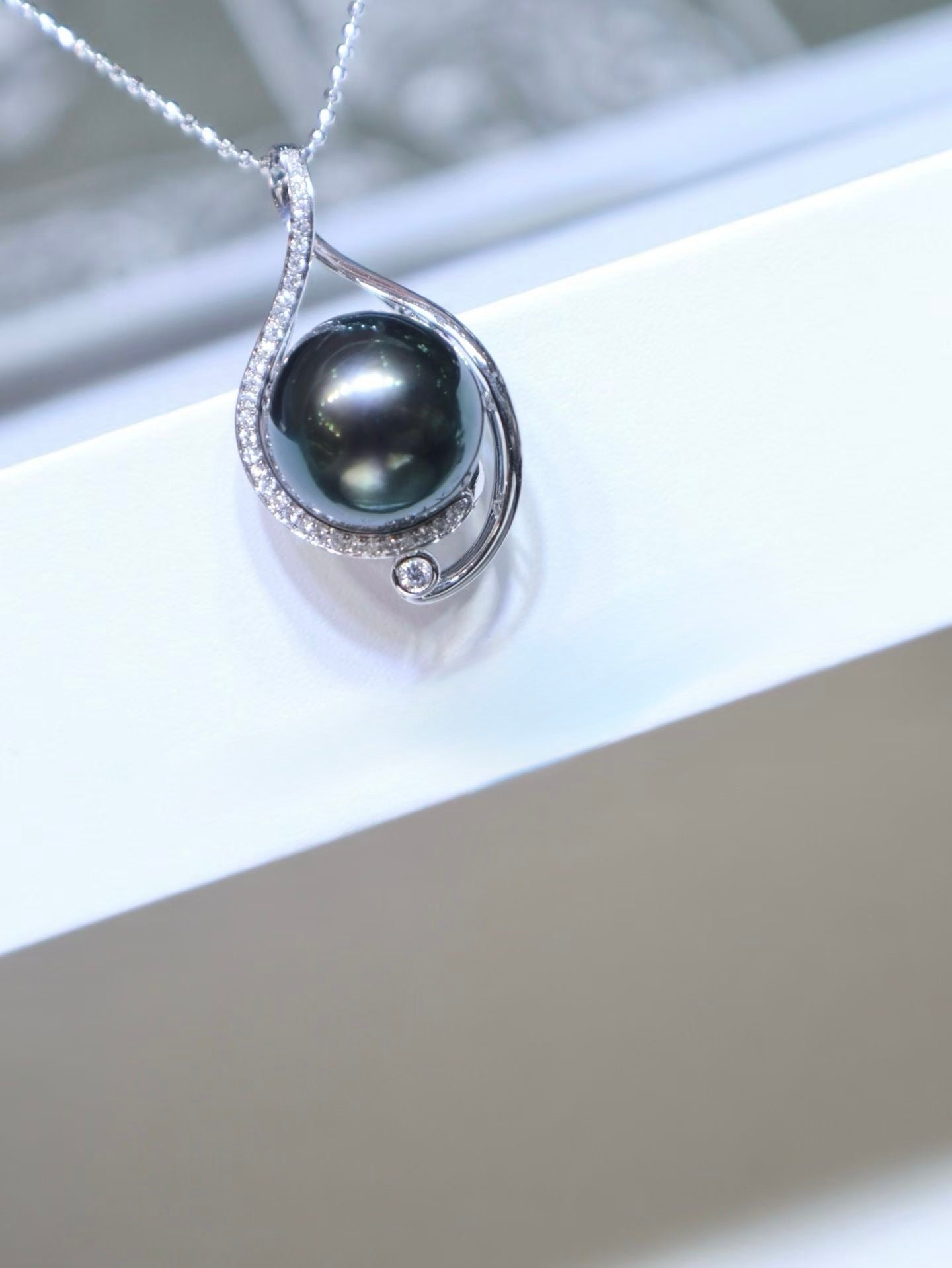 18K White Gold Diamond-set 12.5mm Tahitian Black Pearl Pendant Necklace
